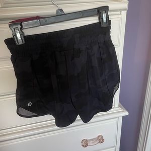 Lulu High rise hotty hot shorts 2.5inch size 6